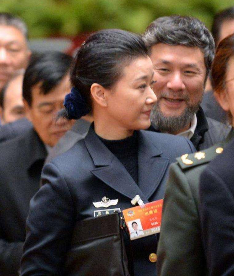 发型|宋祖英换发型好显年轻，穿黑西装知性优雅，配薄纱内搭罕见秀曲线