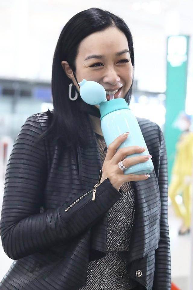 颜色|钟丽缇的身材真不赖，穿的衣服时尚还个性，一般人不敢尝试