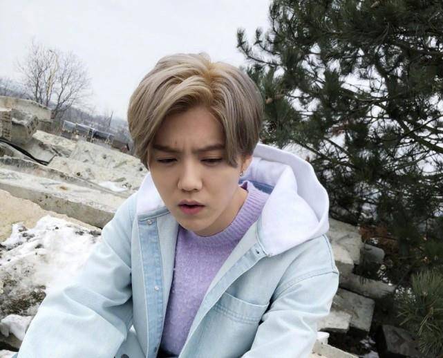 沙溢|沙溢被质疑系错了扣子，幸好同款衬衫被翻出，鹿晗也有过同样经历