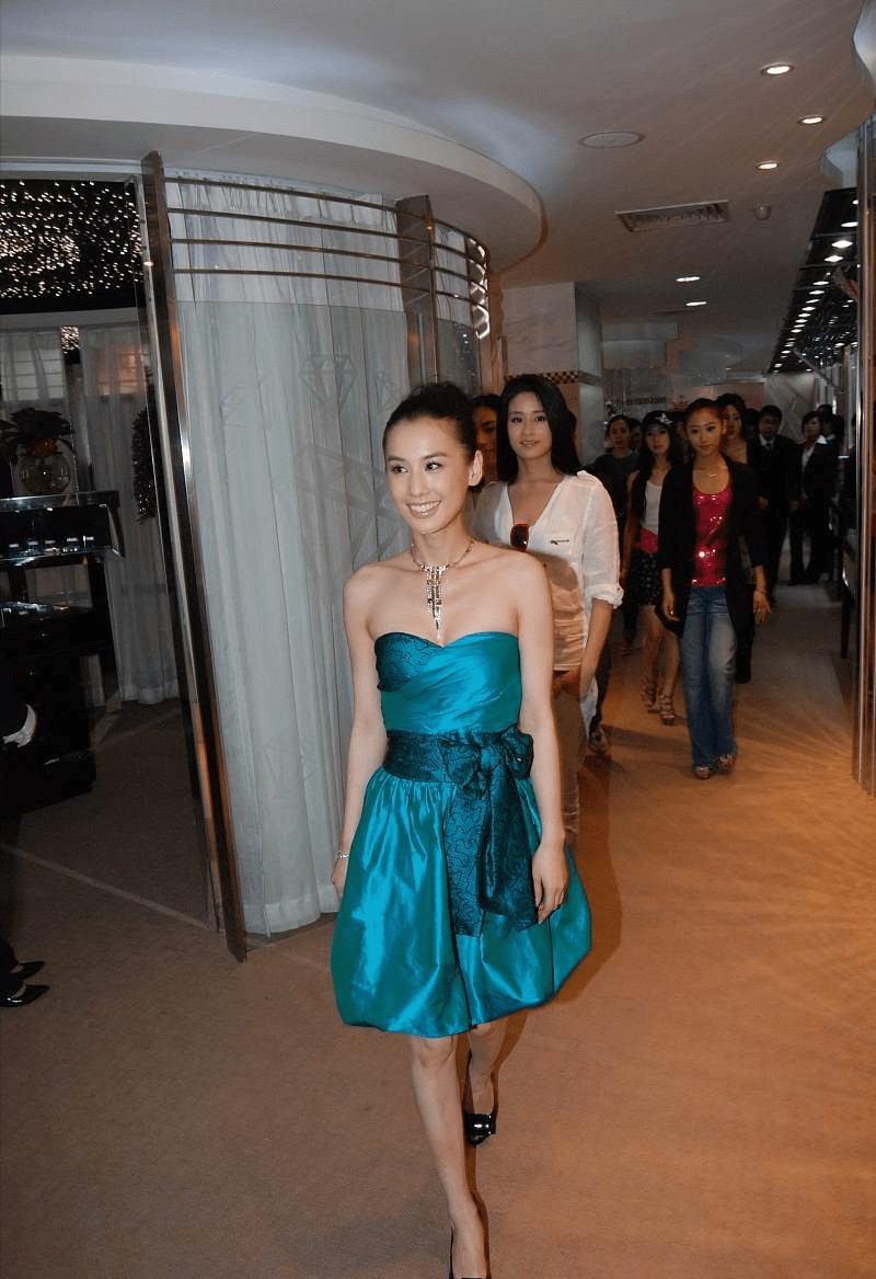 亮度|黄圣依婚前原来这么清纯,穿得鲜亮却不俗气,难怪能被杨子钟情