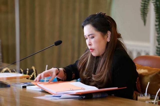 拉隆|泰国血友病公主发福严重！双下巴堆叠看不到脖子，比花心国王敬业