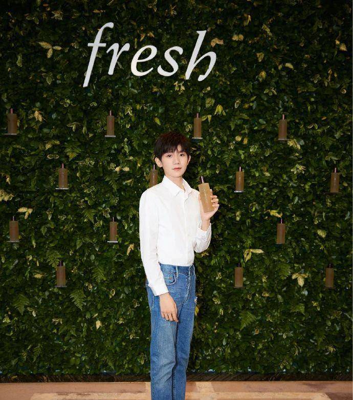 大腿|王源终于变成熟了，白衬衫+牛仔裤，破洞开到大腿尽显2米长