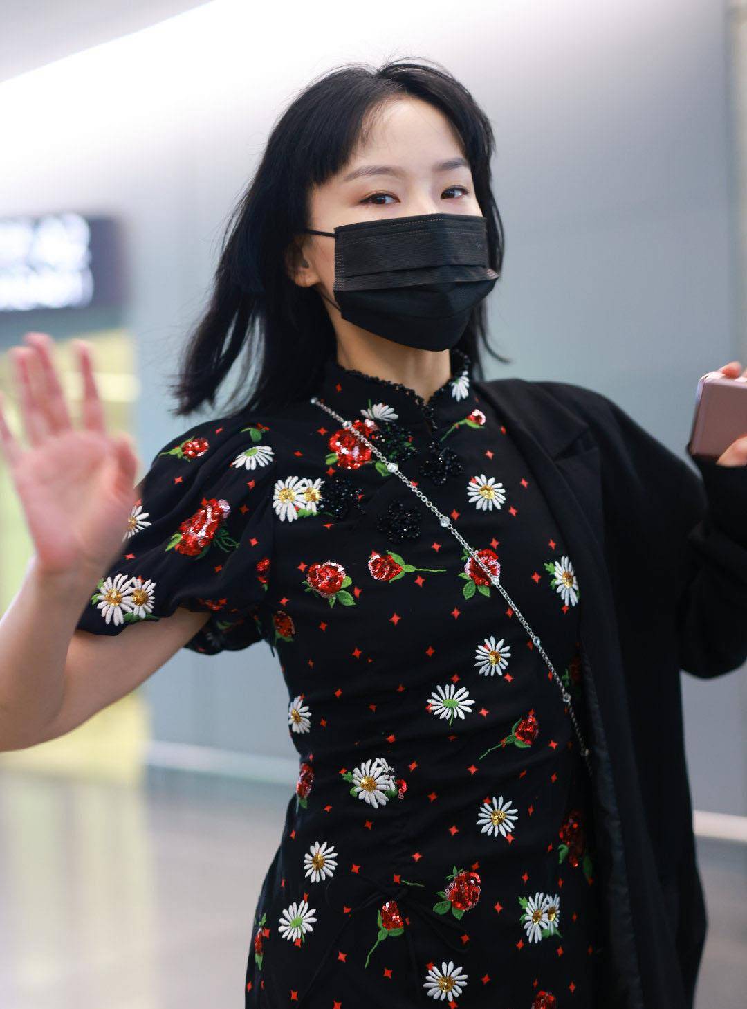 黑色|黄龄穿旗袍走机场,不显老气反而很时髦,国货也能穿出大牌感