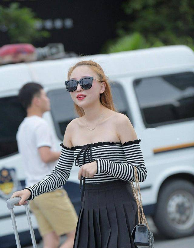 迷你裙|女生们都应该拥有一件吊带迷你裙,裙子是个不错的选择,简约靓丽!