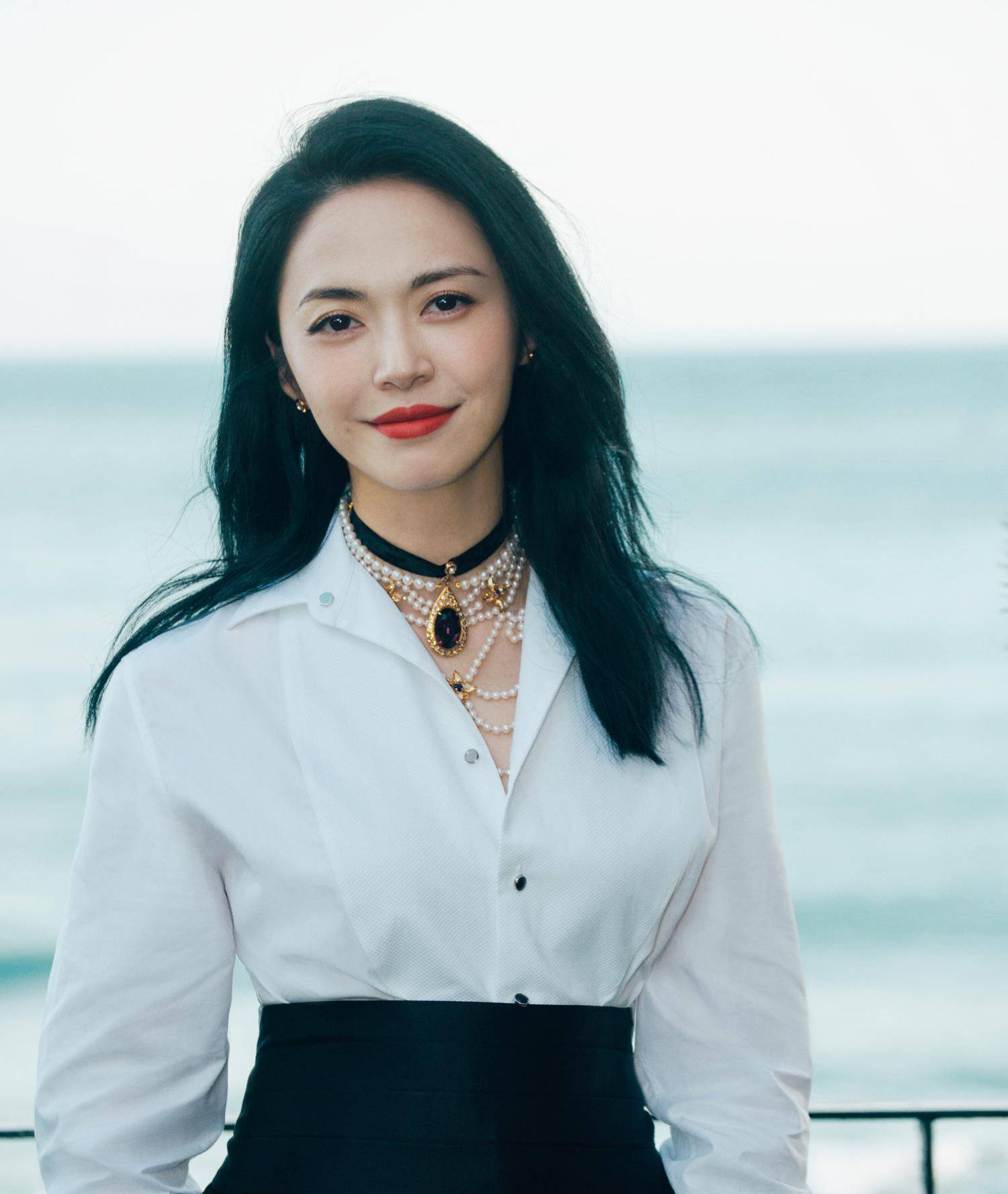 配饰|40岁姚晨斩获最佳女演员，白衬衫配阔腿裤简单优雅，真女王本人！