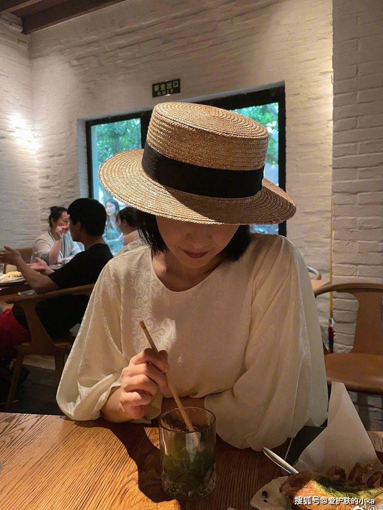 鱼尾|高圆圆气质果然不一般，穿极简黑白都满满高级感，44岁还是真女神