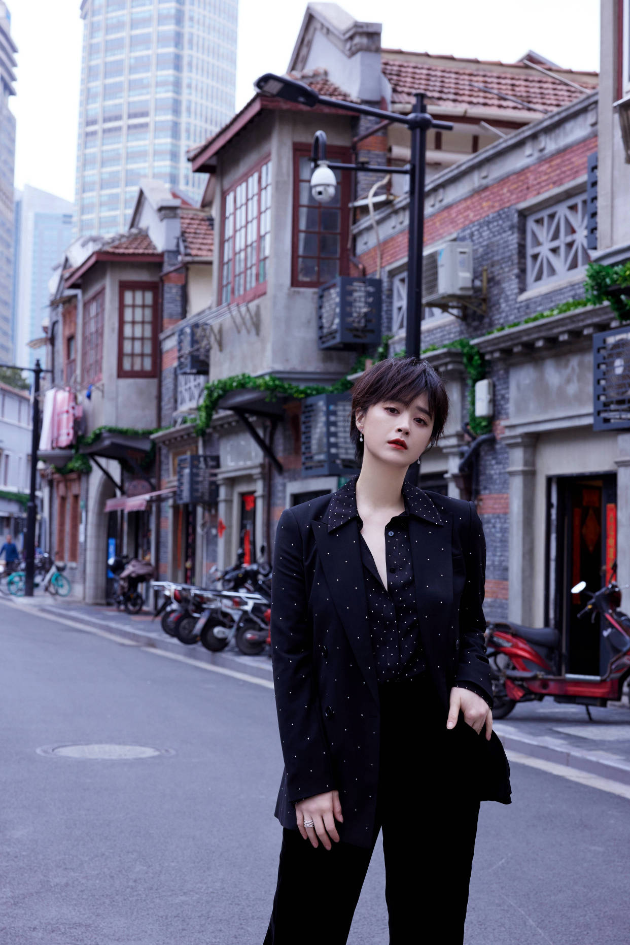 黑色|被蒋欣长发造型美到了!印花夹克配短裤下衣失踪,模样清纯又甜美