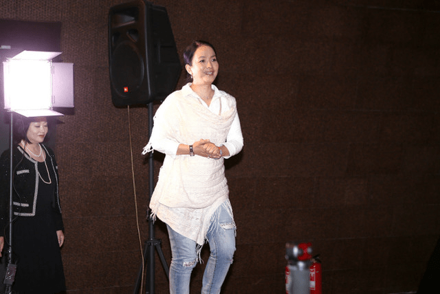 流苏|吕丽萍打扮得素雅挺大方,白色衬衫配流苏罩衫,遮挡身材效果明显