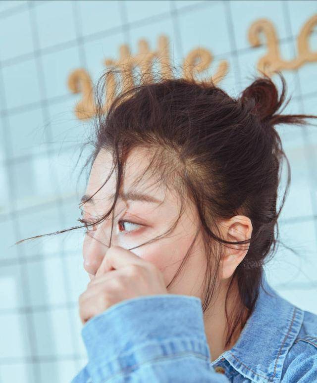 白点|殷桃也放开了，穿牛仔衬衣玩下衣失踪，还只扣一粒扣，高级又大气