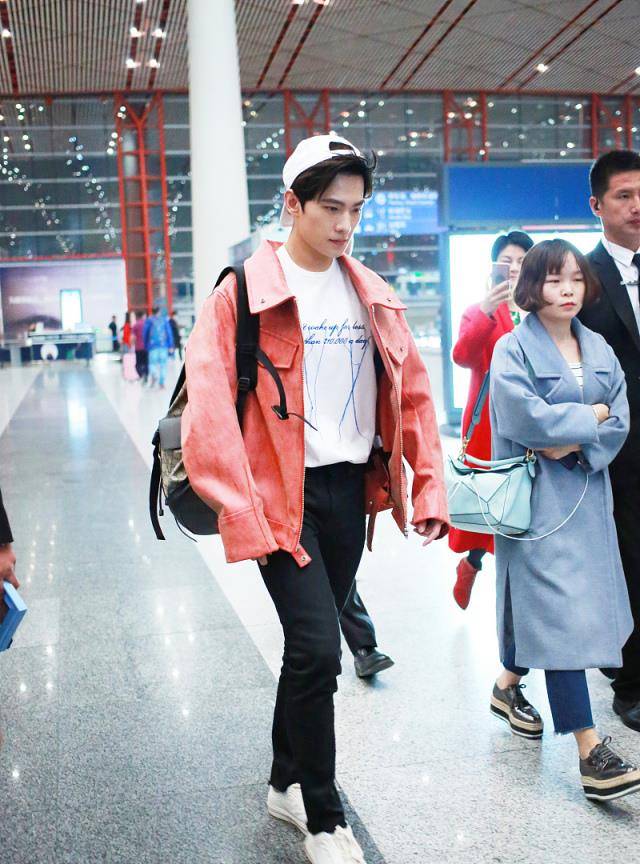 整体|杨洋满足了腹肌控、手控、颜控,一身白衬衫穿出了超模感简约帅气