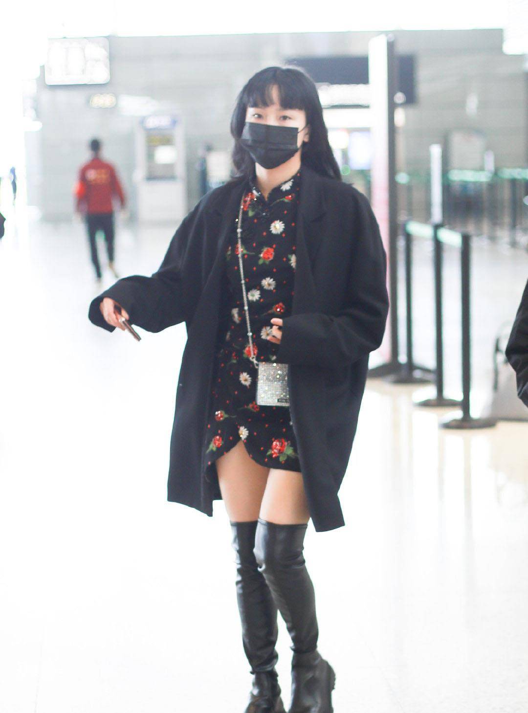 黑色|黄龄穿旗袍走机场,不显老气反而很时髦,国货也能穿出大牌感