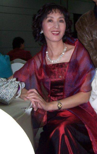 配饰|龚雪人生活得真漂亮,年轻时穿衣经典不过时,老年穿衣也时髦洋气