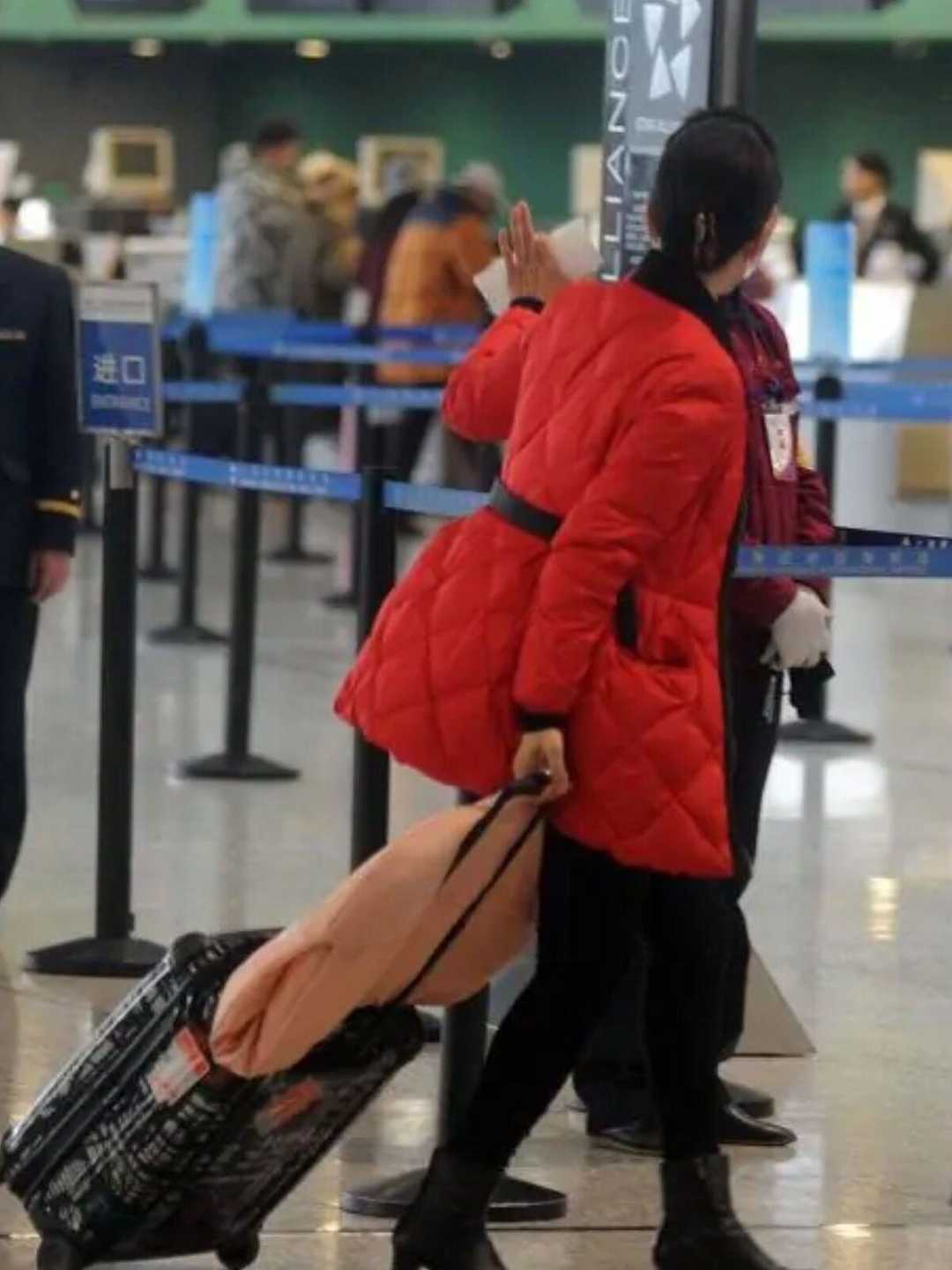 黑色|宋祖英气质不是盖的，“土味”棉衣配小脚裤好洋气，高级又时髦