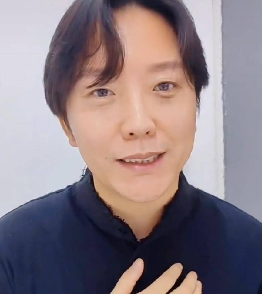 原创43岁李玉刚久违晒近况素颜工作俩黑眼圈好似国宝惹网友心疼