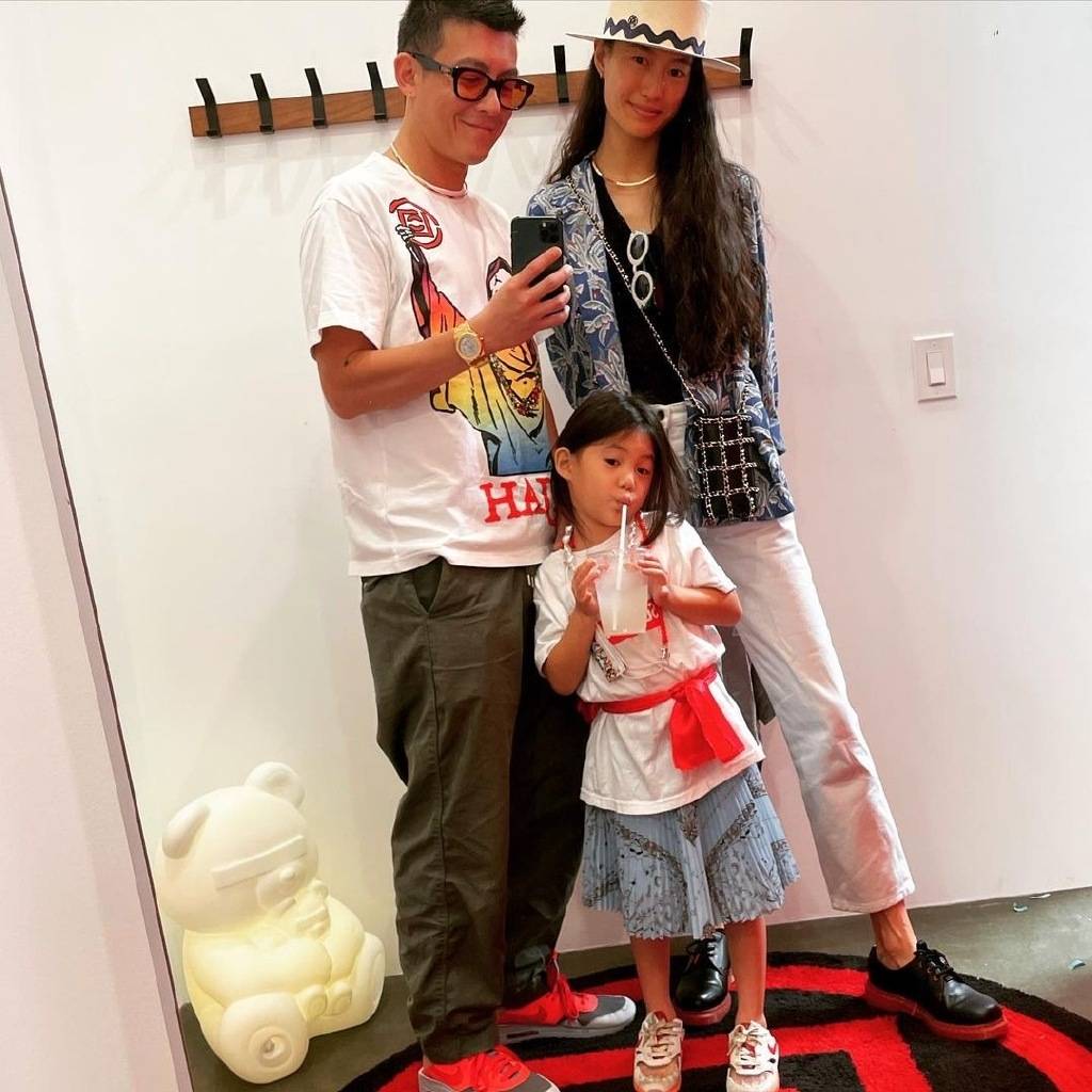 Alaia|陈冠希分享全家福，祖孙三代温馨同框，Alaia被烈日晒出表情包