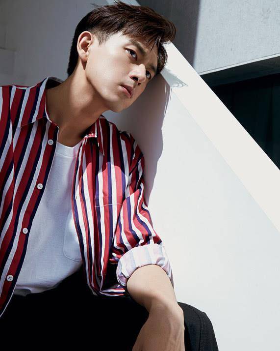 条纹|李现晒照，一件条纹衬衫叠穿白T恤，年轻男生就该打扮清秀一点！