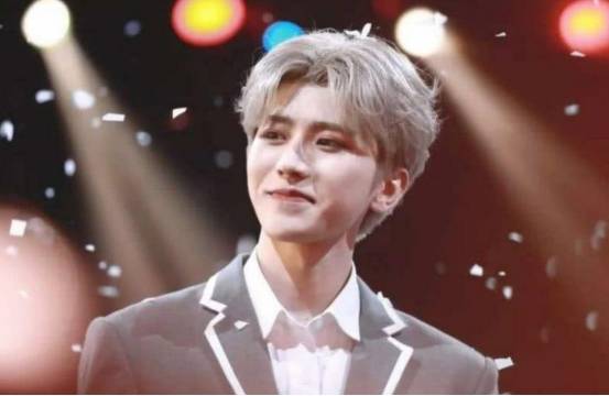 舞台|蔡徐坤每一面都不是最强的，但是他能努力把每一面，做到接近最强