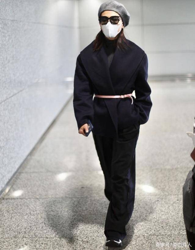 运动鞋|刘涛造型罕见“翻车”，黑色大衣配粉色腰带，这审美有点不敢恭维