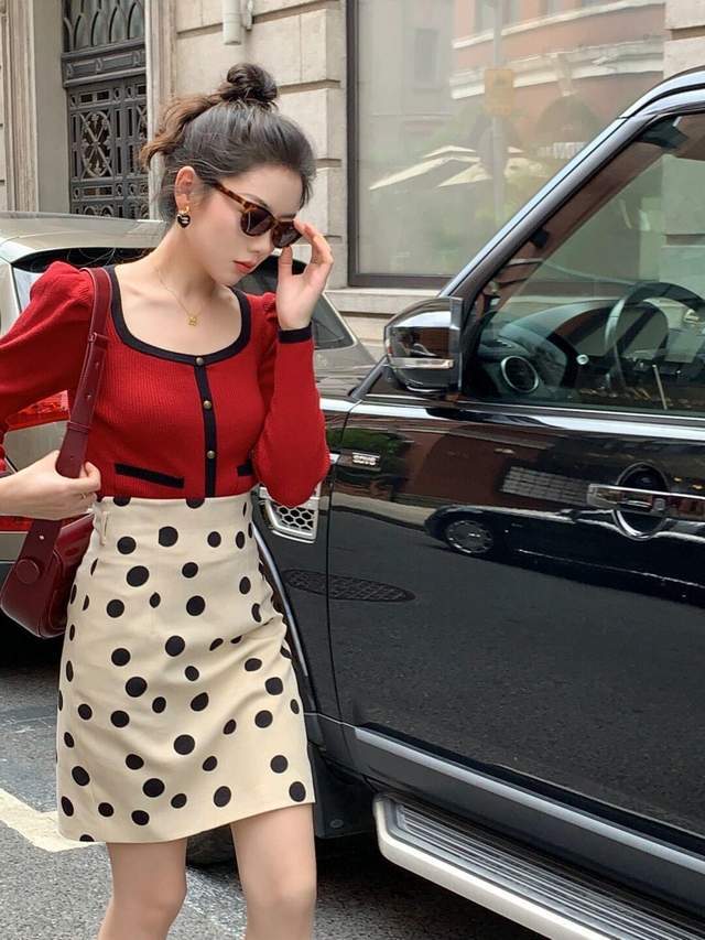 下半身|秋季小个子怎么穿才显高?红色u领上衣+淡黄色波点裙,气质又性感