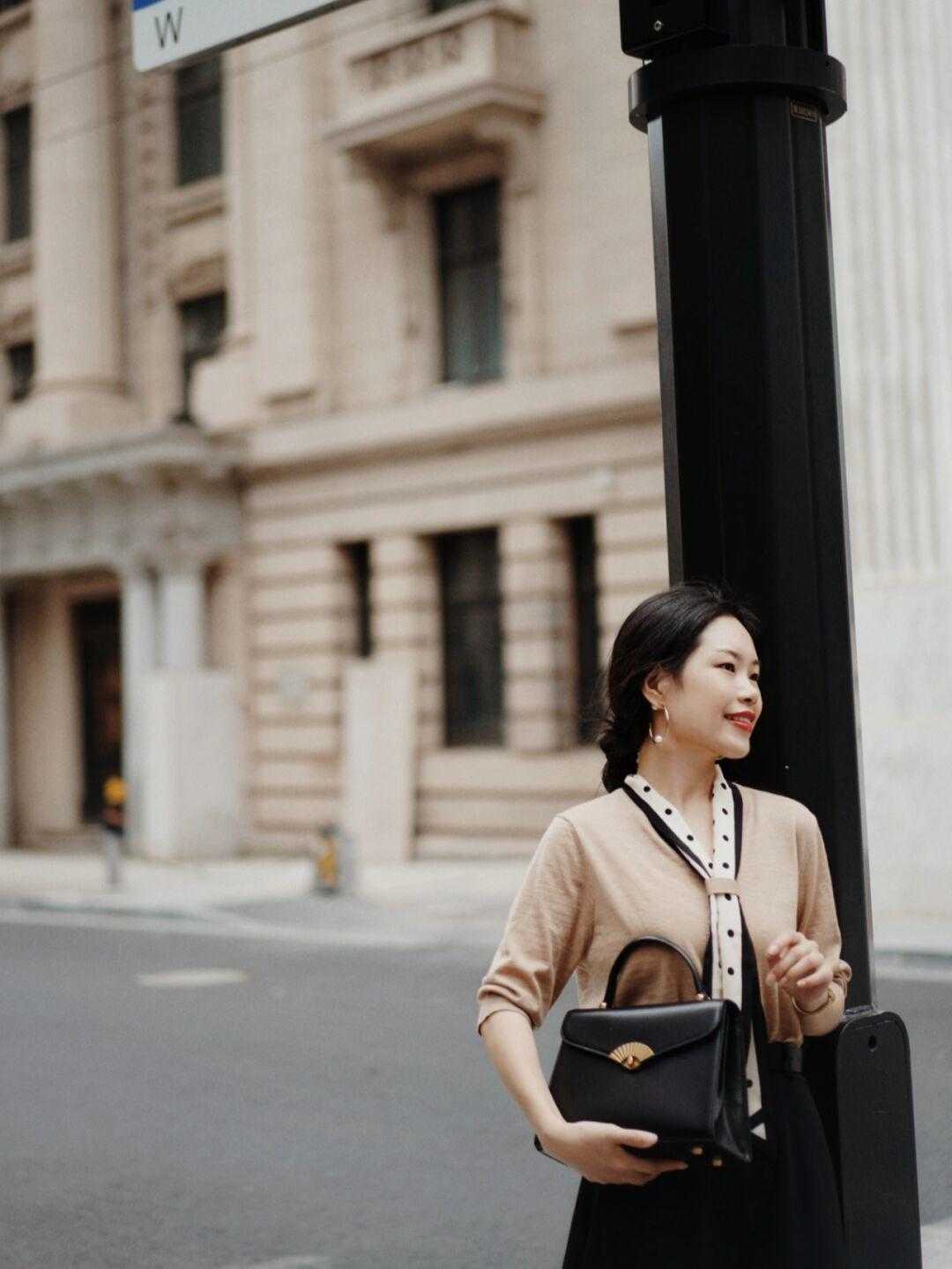黑色|秋天怎么穿保暖又洋气？针织衫搭配格纹半身裙温柔简约，高级洋气
