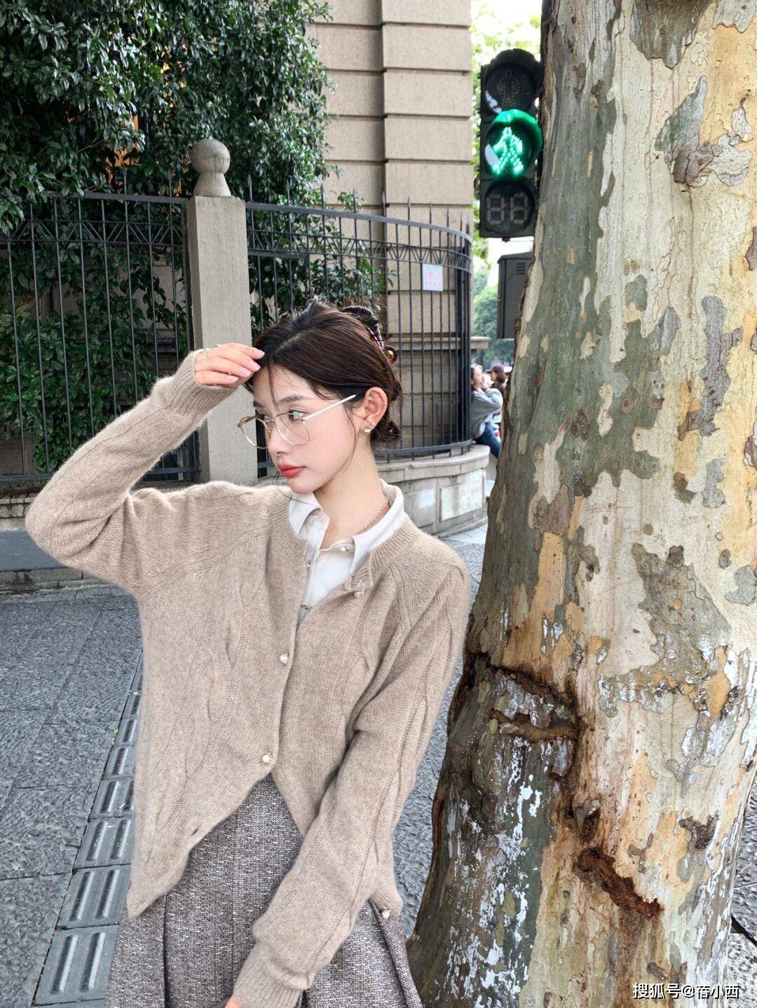 香芋|真正的时髦精，入秋第1件外套首选“针织衫”，百搭洋气又高级