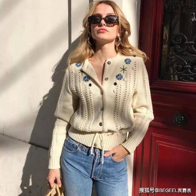 颜色|秋天做个温柔的女人,针织衫这样穿,保暖舒适又显气质