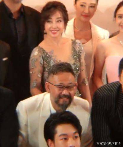 田华|刘晓庆在后台与田华合影,脸松垮气色憔悴,穿裙子只敢踩平底鞋!