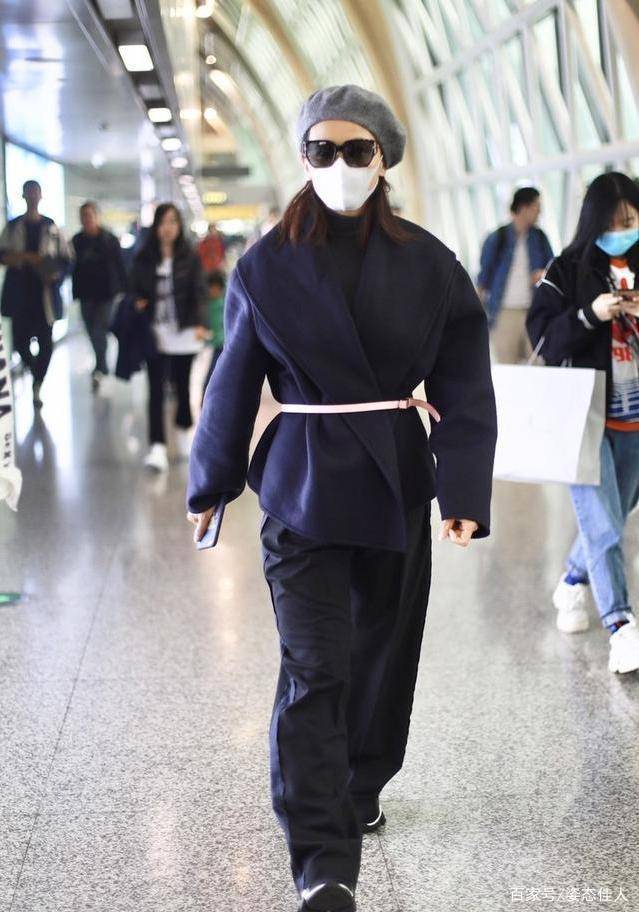 运动鞋|刘涛造型罕见“翻车”，黑色大衣配粉色腰带，这审美有点不敢恭维