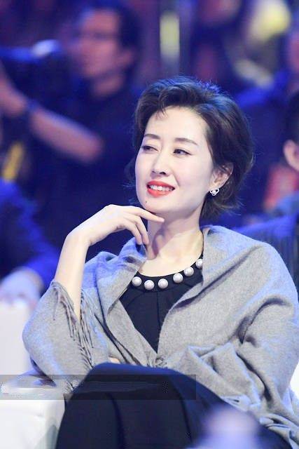 刘敏涛|刘敏涛助阵靳东音乐剧,攀肩合影好亲密,像极了亲姐弟!