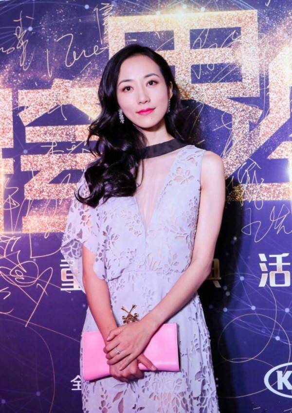 设计|韩雪越来越大胆,一袭“剪纸裙”走红毯,穿出满满格调与高级感