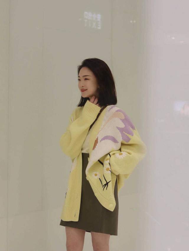 显得|秋季，针织衫怎么穿才高级？搭配半身裙或牛仔裤优雅洋气，超好看