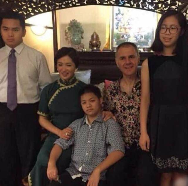 因为|23岁娶妻,28岁变性,38岁带养子嫁人,金星的人生到底有多传奇?