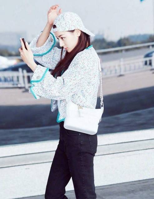 贝雷帽|被迪丽热巴的生图美翻了！穿露肩装配贝雷帽可盐又可甜，是真女神