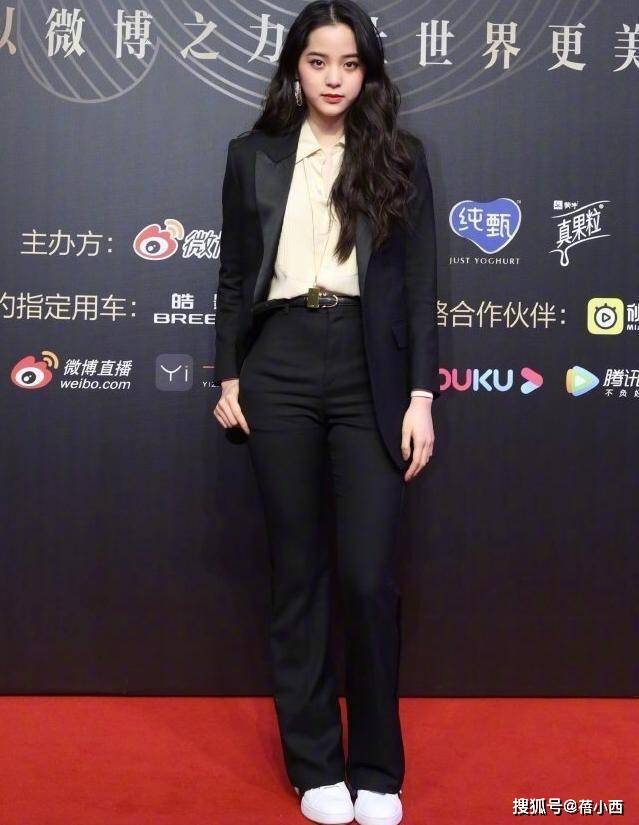 黑色|初秋出行怎么穿？欧阳娜娜手把手来教你，白色毛衣最百搭又时髦