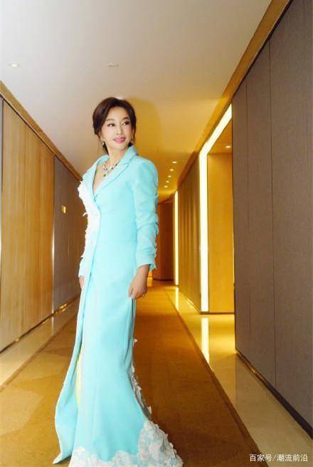 上半身|刘晓庆真会“作妖”！羽绒服当内搭棒球服做外套？00后都没你敢穿