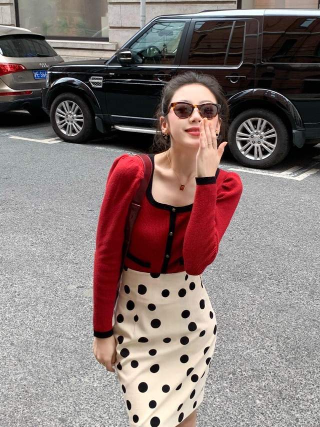 下半身|秋季小个子怎么穿才显高?红色u领上衣+淡黄色波点裙,气质又性感