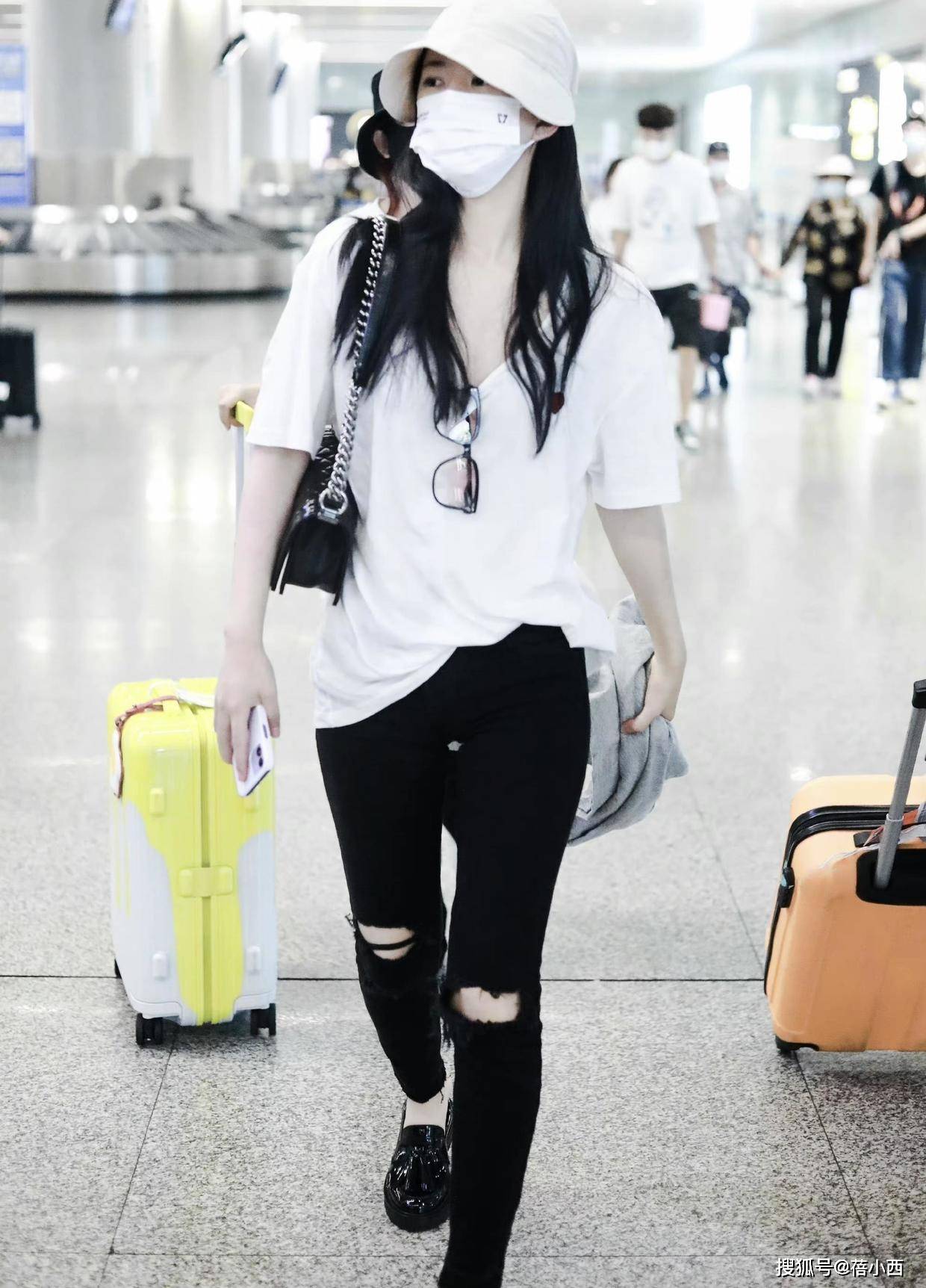 黑色|赵露思如此低调!看完了她的机场穿搭,你才会惊呼黑白配真高级