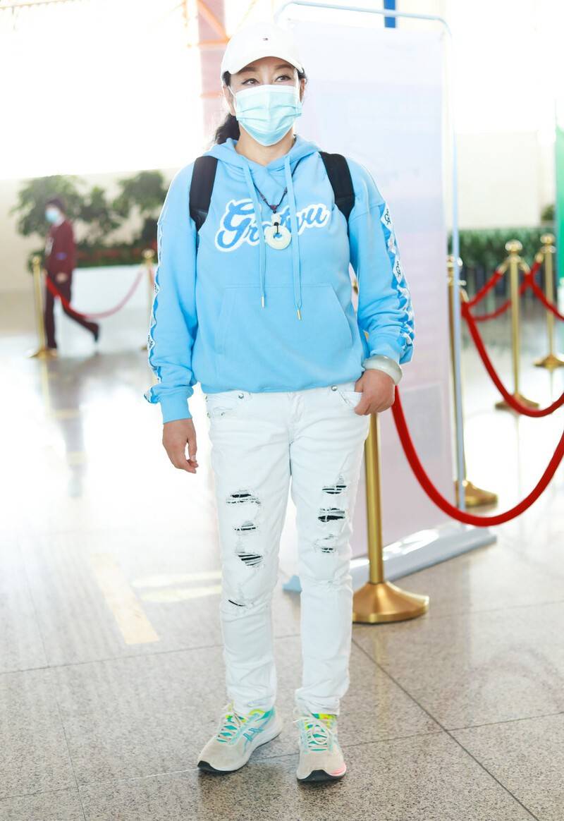 运动鞋|刘晓庆真“不服老”,年近七十依旧很敢穿,造型效果也令人称赞