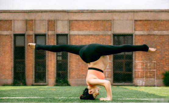 身材|刘璇再上热搜竟因怀孕挺着大肚子，还敢玩倒立，这身材也是绝了