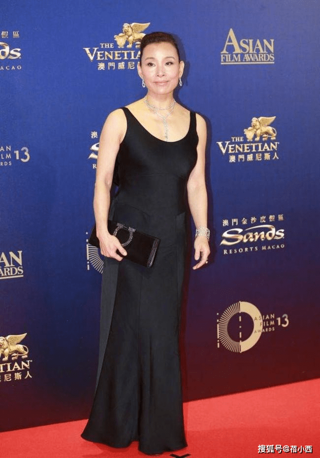 黑色|陈冲越老气场越大，烫了摩卡波波头短发穿黑色连衣裙，简约又优雅