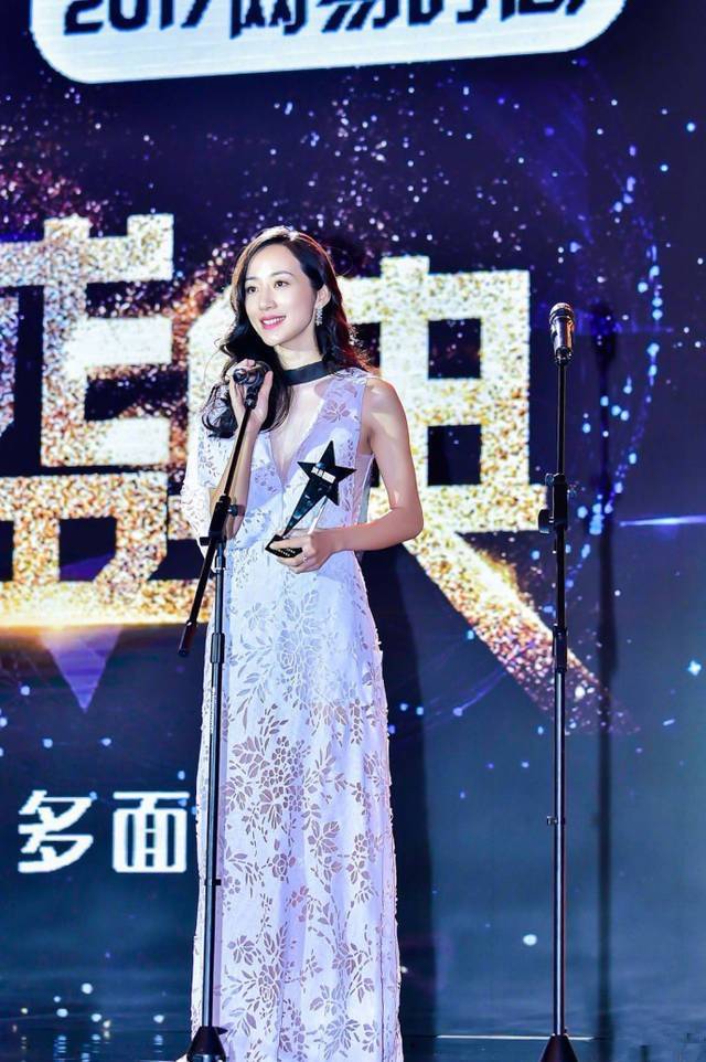 设计|韩雪越来越大胆,一袭“剪纸裙”走红毯,穿出满满格调与高级感