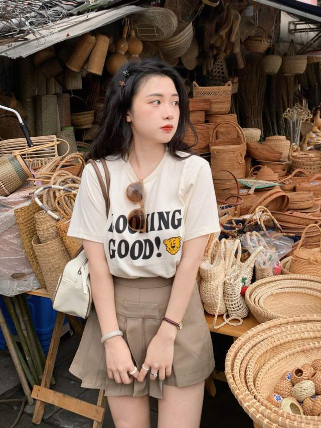 下半身|秋季小个子怎么穿才显高？红色u领上衣+淡黄色波点裙，气质又性感