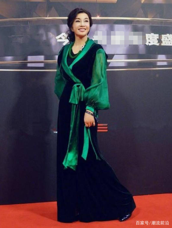 上半身|刘晓庆真会“作妖”！羽绒服当内搭棒球服做外套？00后都没你敢穿