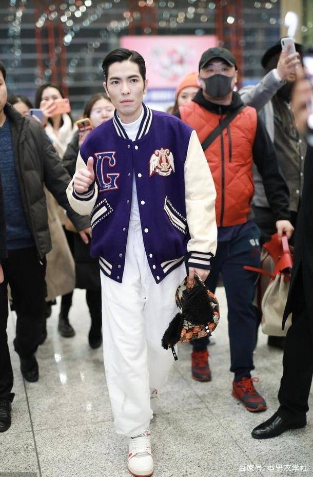 男衣|萧敬腾个不高但真敢穿，白色裤子配运动鞋超任性，脸再胖点就好啦