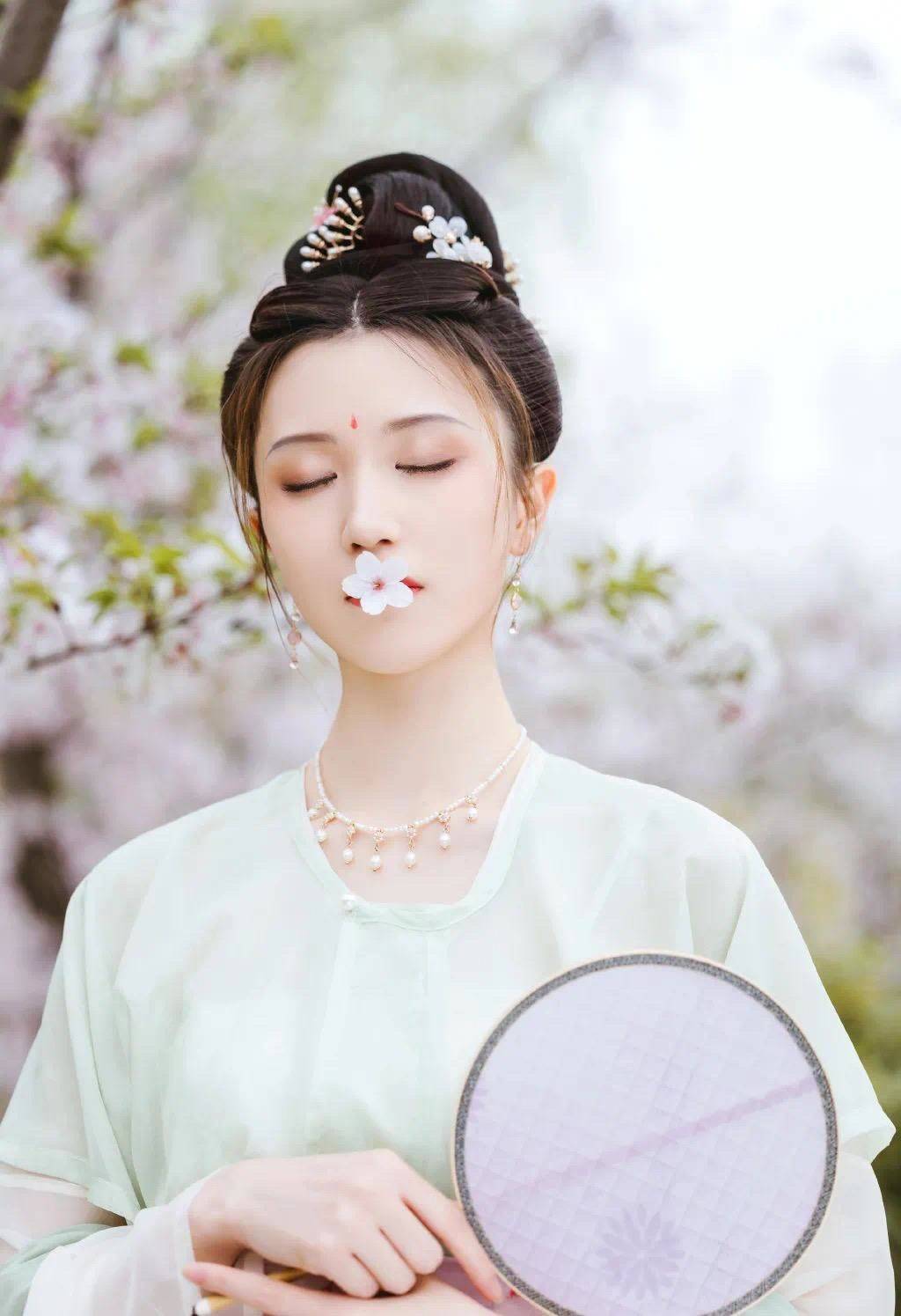 周也王|中秋月圆当然要穿九州华裳,红衣艳丽白衣仙美,周也王楚然着实绝