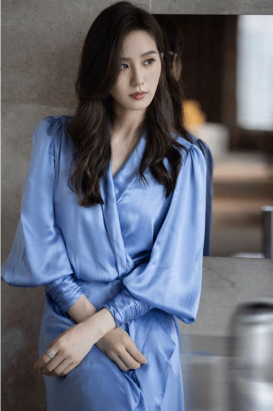 丝绸|刘诗诗蓝色丝绸长裙优雅灵动 长发轻挽耳后气质温柔