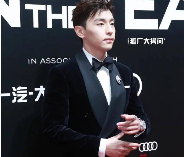 男星|GQ盛典男星比帅：李易峰蔡徐坤抗住魔鬼打光，杨洋出场牌面大