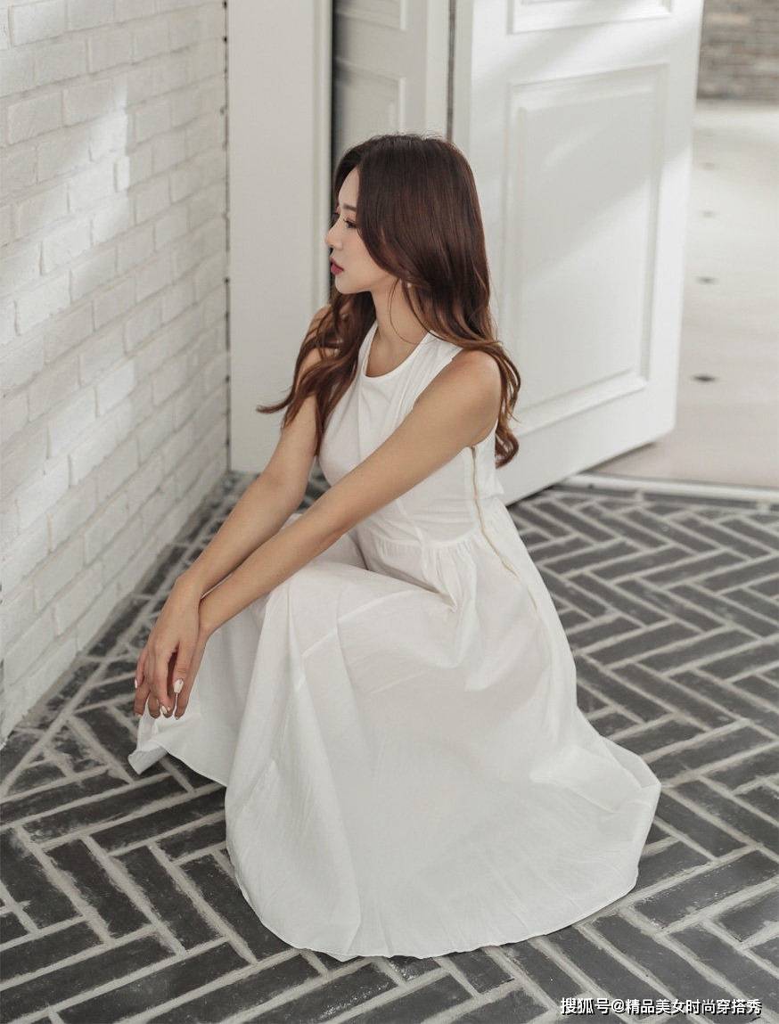 凉鞋|白色连衣裙搭配绑带凉鞋，休闲又有型，清新动人