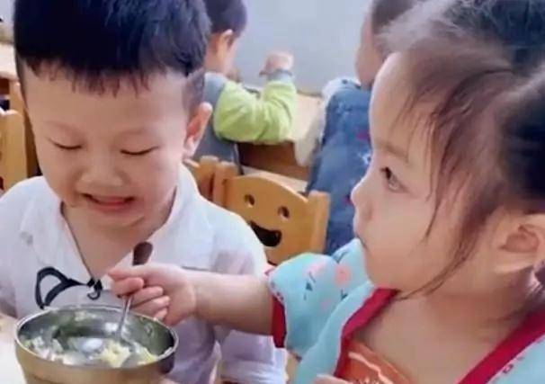 小班|四川幼儿园小女生给小男生喂饭，像极了小妈妈！她忘了自己也是娃
