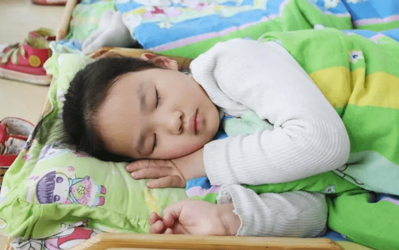 家长|幼儿园取消午睡，引起家长十分不满，老师解释后家长才放心